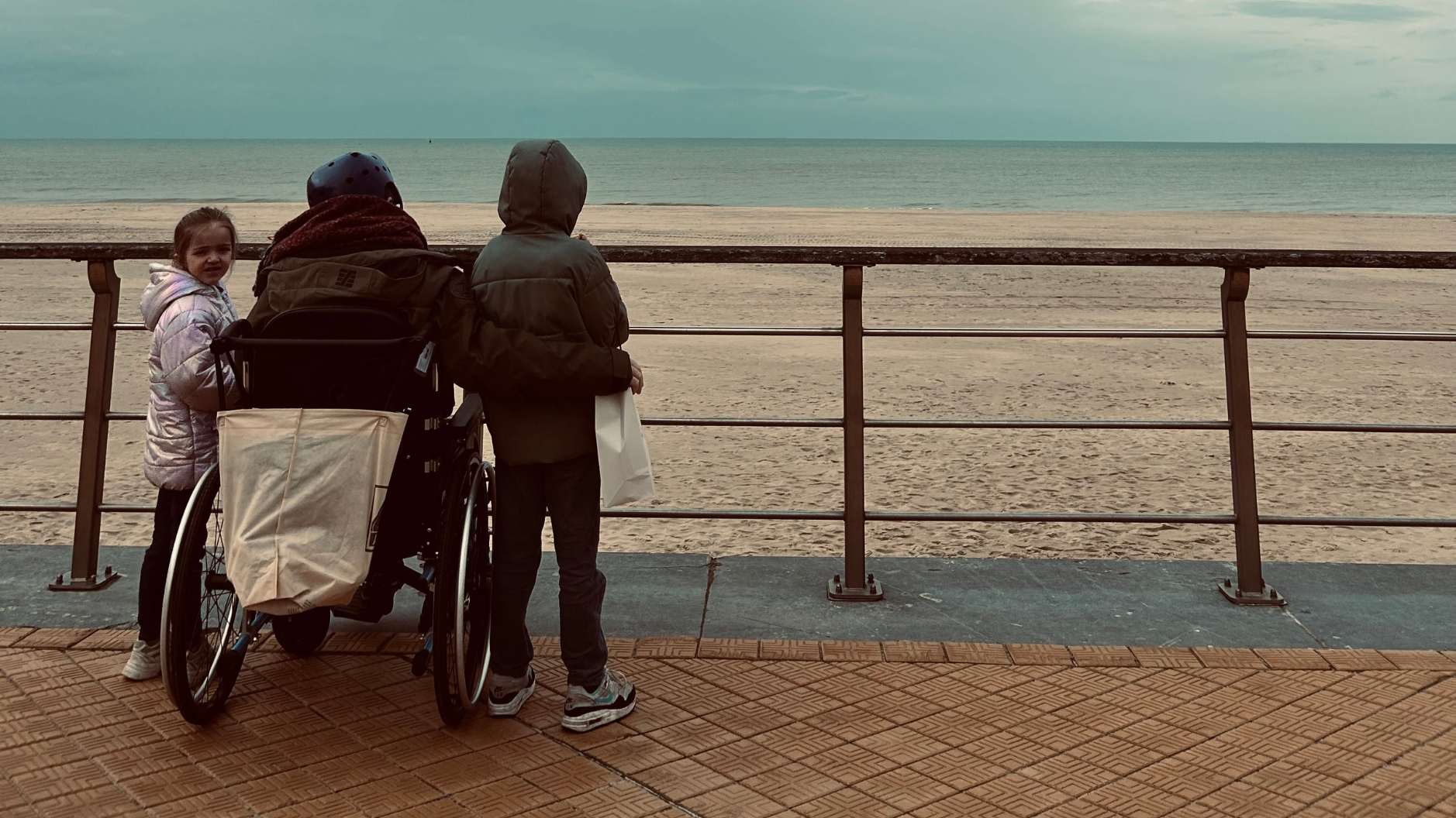 Kevin en zijn kinderen aan de kust